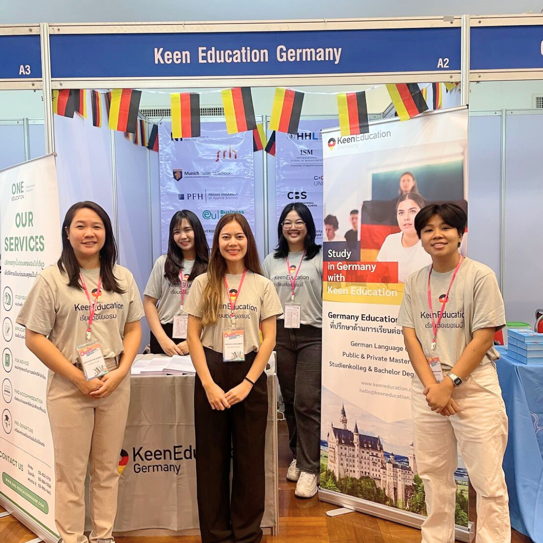 Student Germany Study Bachelor Germany Study Master Germany Learn German German Education Study in Germany Keen Education German Universities University Germany Study Munich Master Study Germany Berlin งาน Chula Study Abroad Fair 2024 มาเจอกับทีมงาน คีน เอ็ดดูเคชั่น ได้ที่งาน Chula Study Abroad Fair 2024 (CUSAF2024) สำนักบริหารวิรัชกิจและเครือข่ายนานาชาติ จุฬาฯ ได้จัดงานแฟร์เรียนต่อต่างประเทศ คีน เอ็ดดูเคชั่น ได้รับความไว้วางใจจากโรงเรียนภาษาและมหาวิทยาลัยในเยอรมนีมากกว่า 30+ คีน เอ็ดดูเคชั่น เราเป็นเอเจนซี่ที่ปรึกษาด้านการเรียนต่อประเทศเยอรมนีโดยเฉพาะ เราจึงมีความเชี่ยวชาญ รู้ลึก รู้จริง สำหรับการให้คำปรึกษาในด้านการเรียนต่อที่ประเทศเยอรมนี - ไม่ว่าจะเป็นการไปเรียนหลักสูตรภาษาระยะสั้น, ระยะยาว หรือหลักสูตรปริญญาตรี, ปริญญาโท คีน เอ็ดดูเคชั่น ได้รับความไว้วางใจจากโรงเรียนภาษาและมหาวิทยาลัยในเยอรมนี เราเป็นตัวแทนอย่างเป็นทางการ (Official Partner) กับโรงเรียนภาษาและมหาวิทยาลัยทั่วประเทศเยอรมนีมากกว่า 30+ จึงช่วยให้นักเรียนมีตัวเลือกที่หลากหลาย ซึ่งเป็นโรงเรียนภาษาและมหาวิทยาลัยที่ได้รับการรับรองจากรัฐบาลเยอรมัน มีคุณภาพ และเชื่อถือได้ค่ะ เรียนภาษาเยอรมันในไทย เรียนภาษาเยอรมันที่เยอรมนี เรียนภาษาเยอรมันกับ คีน เอ็ดดูเคชั่น ลิสต์มหาวิทยาลัยในเยอรมนี ที่กพ ไทยรับรอง มีคุณภาพ เชื่อถือได้ อยากรู้เรื่องการเรียนในเยอรมนี ถามเราได้เลย: สามารถติดต่อได้ทุกช่องทาง สะดวกและรวดเร็ว คุยกันได้ อยากได้ข้อมูลอะไรในเยอรมนี คีน เอ็ดดูเคชั่น จัดให้!! ปรึกษาฟรี แถมบริการฟรีด้วยจ้า รีวิวนักเรียนคีน คีนออกบูธ งานอีเว้นท์ งานเรียนต่อต่างประเทศ งานเรียนต่อนอก จุฬาลงกรณ์มหาวิทยาลัย ประเทศเยอรมนี เรียนต่อเยอรมนีกับคีน เอ็ดดูเคชั่น keen germany german เอเจนซี่เรียนต่อเยอรมัน เรียนต่อเยอรมนี เรียนต่อเยอรมัน เรียนต่อต่างประเทศ เรียนต่อนอก ปรึกษาฟรี ไม่มีค่าบริการเอเจนซี่