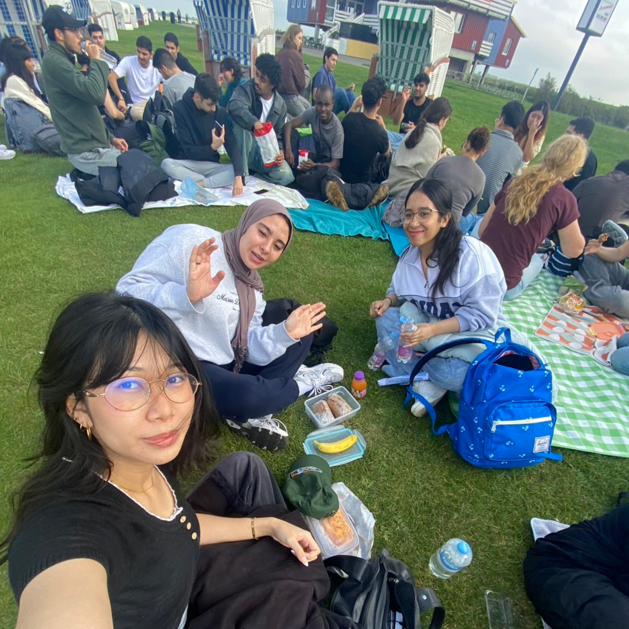 Student Germany Study Bachelor Germany Study Master Germany Learn German German Education Study in Germany Keen Education German Universities University Germany Study Kiel Master Study Germany Kiel น้องตี้ สอบติด Studienkolleg รัฐบาล ในเยอรมนี เรียนฟรี ขอแสดงความยินดีกับน้องตี้ค่าา อีกหนึ่งความภูมิใจของพี่ ๆ คีนเช่นกัน ไม่ใช่แค่คุณพ่อคุณแม่ที่ภูมิใจนะคะ แต่พี่ ๆ คีน เอ็ดดูเคชั่น ก็ภูมิใจและดีใจกับน้องด้วยมาก ๆ เช่นกันค่ะ น้องตี้ สอบติด Studienkolleg ของรัฐบาล ไม่ใช่ง่าย ๆ เลยน้า แต่น้องทำได้ เก่งมาก ๆ ค่า ดีใจด้วยสุด ๆ ตอนนี้น้องตี้กำลังเรียน Studienkolleg (TI-Kurs) อยู่ที่ Fachhochschule Kiel เมือง Kiel ประเทศเยอรมนี น้องตี้สนใจเรียนต่อปริญญาตรี สาขา Computer Science ที่ HTW Berlin มหาวิทยาลัยรัฐบาล แต่น้องตี้เรียนจบวุฒิมอ 6 จากไทย จึงจำเป็นที่จะต้องเรียน Studienkolleg เพื่อปรับวุฒิให้เทียบเท่ากับวุฒิมอปลาย Abitur ของเยอรมนีก่อนค่ะ Timeline น้องตี้ เรียนจบวุฒิมัธยม 6 ไทย > เรียนภาษาเยอรมันระดับ A1-A2 ที่ไทย > เรียนภาษาเยอรมันระดับ B1-B2 (University Pathway) ที่โรงเรียน GLS German Language School เมือง Berlin ประเทศเยอรมนี > สอบเข้า Studienkolleg > สอบ Studienkolleg ได้ ตอนนี้น้องกำลังเรียน Studienkolleg (TI-Kurs) อยู่ที่ Fachhochschule Kiel เมือง Kiel ประเทศเยอรมนี *หลังจากเรียน Studienkolleg จบ และหากสอบข้อสอบ Feststellungsprüfung (FSP) ผ่าน น้องตี้สามารถนำวุฒินี้ไปสมัครเข้าเรียนปริญญาตรี มหาวิทยาลัยในเยอรมนี ที่ต้องการต่อไปได้ทุกมหาวิทยาลัยเลย (เพราะถือว่ามีวุฒิมอปลายเทียบเท่ากับนักเรียนเยอรมันแล้วค่ะ) สำหรับมหาวิทยาลัยรัฐบาล หรือ Studienkolleg ของรัฐบาล ที่ประเทศเยอรมนีนั้น อย่างที่ทุกคนทราบกันค่ะ ส่วนใหญ่แล้วจะเรียนฟรี ไม่เสียค่าเทอม (แต่ไม่ได้เข้ากันง่าย ๆ น้า เพราะเรื่องหินของการเข้าเรียน อย่างเช่น ภาษาเยอรมันระดับสูง และการแข่งขันที่ก็สูงเช่นกันค่ะ) แต่!! ถึงจะหินแค่ไหน ก็ใช่ว่าจะไม่มีคนทำได้น้า นี่เลย น้องตี้คือหนึ่งในนักเรียนไทยที่สามารถทำได้ค่ะ ด้วยความตั้งใจและพยายาม ขอชื่นชมน้องมาก ๆ และแอดมินขอเป็นกำลังใจให้ทุกคนทำได้เช่นกันค่ะ ไม่ว่าจะเป็นเส้นทางไหน ขอให้ทุกคนอดทน ตั้งใจและพยายามทำให้สำเร็จในเส้นทางที่ตนเองตั้งเป้าไว้น้า พิเศษเพื่อทุกคน พี่แอดมินมีขอให้น้องตี้ ช่วยแชร์ประสบการณ์การสอบ การเรียน และคำแนะนำต่าง ๆ ในเรื่องการเตรียมตัว เตรียมใจ มาฝากทุกคนด้วยนะคะ หวังว่าข้อมูลนี้ จะช่วยเป็นประโยชน์กับน้องหลาย ๆ คน ไม่มากก็น้อยน้า “เรื่องของการสอบเข้า Studienkolleg ข้อสอบของแต่ละที่ก็จะแตกต่างกันออกไปค่ะ เราต้องศึกษาข้อสอบของแต่ละที่ว่าเค้าเน้นเรื่องอะไรเป็นพิเศษ แต่ละข้อสอบก็จะมีความยากง่ายแตกต่างกันไป แล้วก็ฝึกทำข้อสอบของแต่ละที่บ่อย ๆ ส่วนเรื่องภาษาก็เป็นเรื่องที่ยากมาก เลยต้องเตรียมตัวดี ๆ ในส่วนนี้ ส่วนข้อสอบคณิตก็จะเป็นเนื้อหามอปลายเลยค่ะ ถ้าใครมีพื้นฐานที่ดีอยู่แล้วก็ทำได้ไม่ยากมาก แต่ว่าจะต้องเน้นเรื่องเวลาการทำข้อสอบด้วยค่ะ เพราะว่าแต่ละที่ค่อนข้างจะให้เวลาที่จำกัด อยากให้ทุกคนศึกษาสายการเรียนที่ตัวเองอยากเรียนว่าเหมาะที่จะเรียนแบบไหน FH หรือ Uni เพื่อที่จะได้ตัดสินใจได้ว่าเราจะสมัครที่ไหนค่ะ และอยากให้เตรียมใจกับความผิดหวังด้วยนะคะ ถึงแม้ว่าบางทีเราเตรียมพร้อมดีที่สุดของเราแล้ว แต่มันก็ยังยากมาก ถ้าหากที่ที่เราจะไปสอบนั้น มีการแข่งขันสูงมาก อยากให้ทำให้ดีที่สุดเท่าที่จะทำได้ค่ะ ส่วนตอนนี้ เรียน Studienkolleg ที่ Fachhochschule Kiel (TI-kurs) เรียน 6 วิชาค่ะ มี เยอรมัน, ฟิสิกส์, คณิต, เคมี, Informatik, Technische Kommunikation มีเรียนเต็มวันเหมือนตอนเรียนมัธยม เพื่อนในห้องก็มาจากหลากหลายประเทศเลยค่ะ ถ้าให้พูดโดยรวมแล้ว ก็ถือว่าเป็น Studienkolleg ที่ดีเลยค่ะ” คีน เอ็ดดูเคชั่น เป็นตัวแทนในไทยอย่างเป็นทางการ เราสามารถดูแลช่วยเหลือ วางแผนการเรียน ทำการสมัคร ประสานงาน เตรียมเอกสารวีซ่า และเตรียมตัวก่อนบินไปเยอรมนี ให้ได้ฟรี!! (ไม่มีค่าบริการเอเจนซี่เลยค่ะ) โปร่งใส จริงใจ และมืออาชีพ ทีมงานของเรายินดี และพร้อมให้บริการค่ะ อยากรู้เรื่องการเรียนในเยอรมนี ถามเราได้เลย: สามารถติดต่อได้ทุกช่องทาง สะดวกและรวดเร็ว คุยกันได้ อยากได้ข้อมูลอะไรในเยอรมนี คีน เอ็ดดูเคชั่น จัดให้!! ปรึกษาฟรี แถมบริการฟรีด้วยจ้า รีวิวนักเรียนคีน คีนออกบูธ งานอีเว้นท์ งานเรียนต่อต่างประเทศ งานเรียนต่อนอก keen education ประเทศเยอรมนี เรียนต่อเยอรมนีกับคีน เอ็ดดูเคชั่น keen germany german เอเจนซี่เรียนต่อเยอรมัน เรียนต่อเยอรมนี เรียนต่อเยอรมัน เรียนต่อต่างประเทศ เรียนต่อนอก ปรึกษาฟรี ไม่มีค่าบริการเอเจนซี่